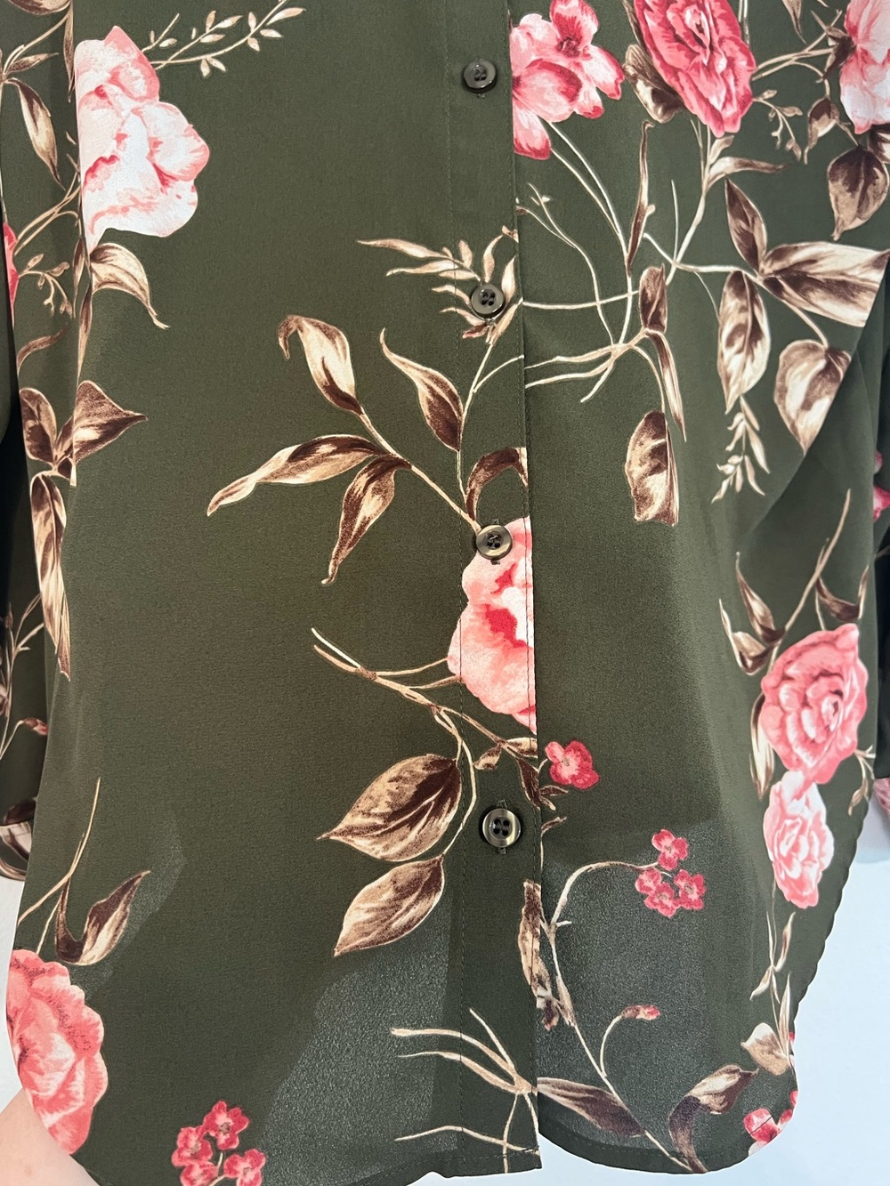 New York & Company Olive Green Floral V-Neck Blouse size Medium - Picture 7 of 9